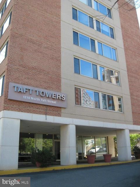 Building Photo - 1210 N Taft St