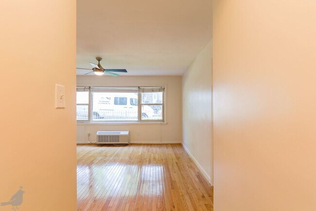 Foto del edificio - Two Bedroom Beauty in Petworth! Two Parkin...