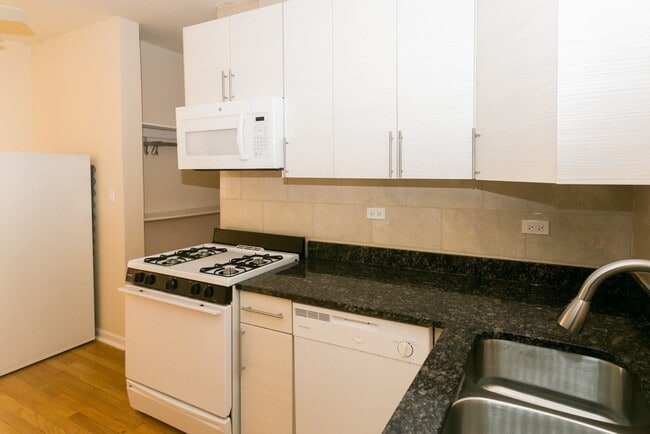 Building Photo - 4232 N Paulina