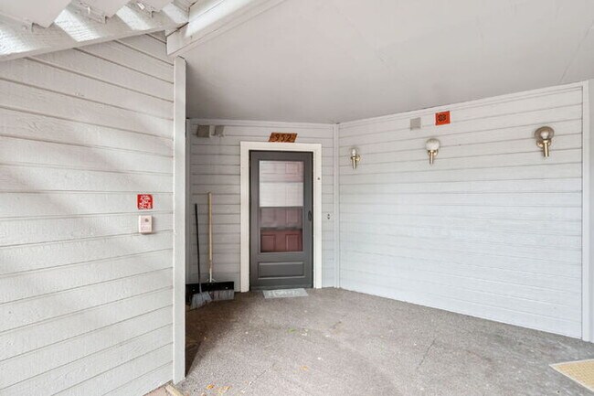 Building Photo - Updated 2-Bedroom Ground-Level Condo – Wat...