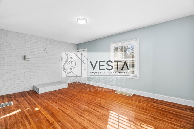 Building Photo - 18 Canterbury Rd