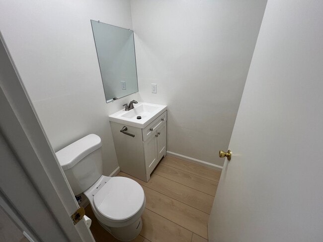 Foto del edificio - 2110-2112 Town &amp; Country Lane