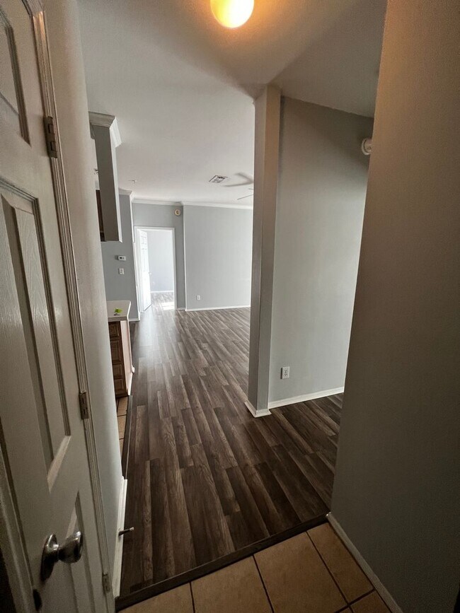 Foto del edificio - 2 Bed, 2 bath condo located  in a gated co...