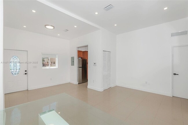 Foto del edificio - 3723 1/2 NW 7th St