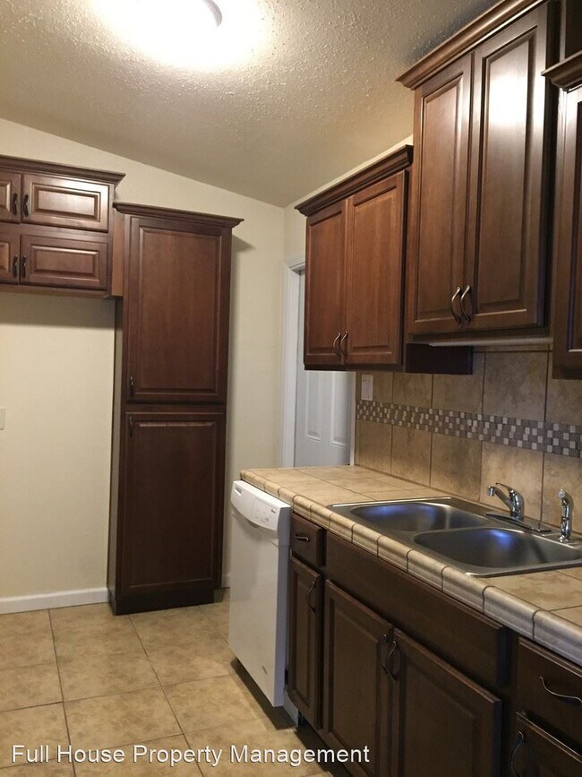 Building Photo - 3 br, 2 bath House - 884 Putnam