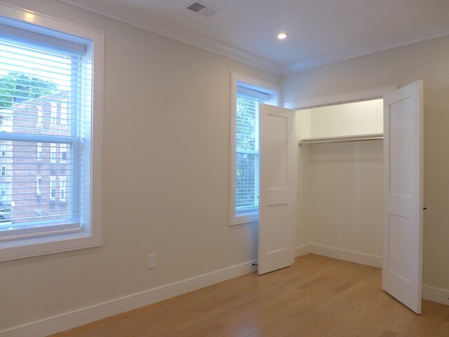 Building Photo - 164 Kelton St