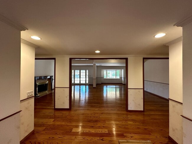 Building Photo - 6 Bedroom + 4 Bathroom - Single Level Livi...