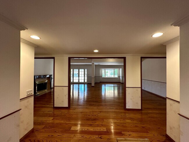 Foto del edificio - 6 Bedroom + 4 Bathroom - Single Level Livi...