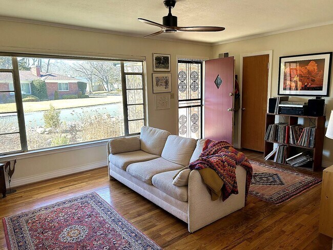 Foto del edificio - Beautiful Old Southwest Reno Home with Huge Private Yard