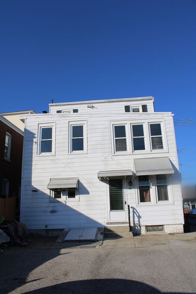 Building Photo - 4 Bedroom Duplex with attached commercial ...
