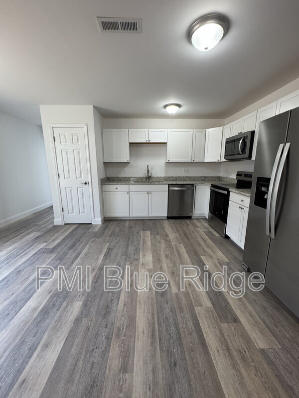 Foto del edificio - 216 Quinn Hill Ln