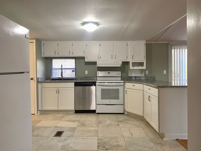 Foto del edificio - Renovated 3 Bedroom Home In Raleigh, Apply...