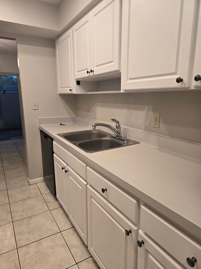 Building Photo - Two Bedroom Condo close to USF