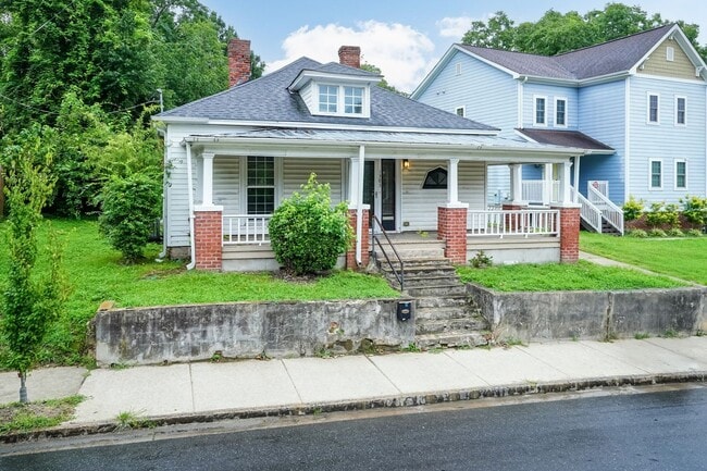 Building Photo - Charming Three Bedroom Home!