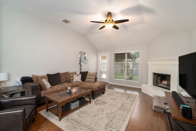 Building Photo - Beautifully Crafted 3-2-2 in Fort Worth!