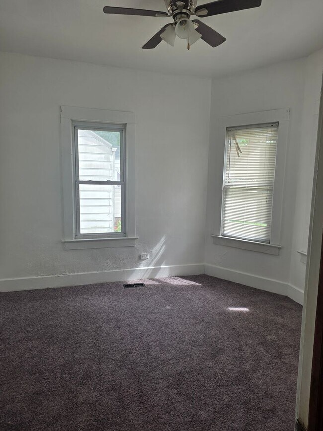 Building Photo - 2 Bedroom 1 Bath Home $1000.00