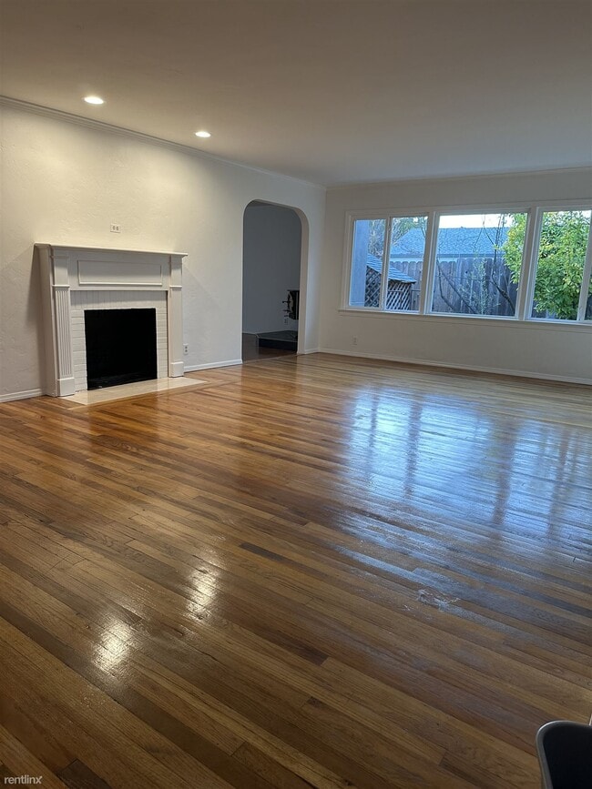 Building Photo - 4 br, 2.5 bath House - 2180 Alameda de las...