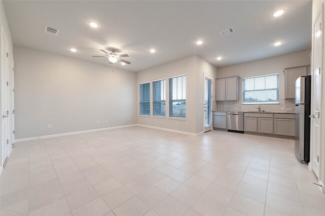 Building Photo - 1015 Vista View Dr