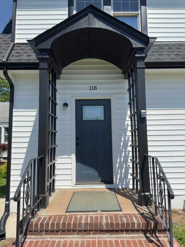 Building Photo - 118 Main St