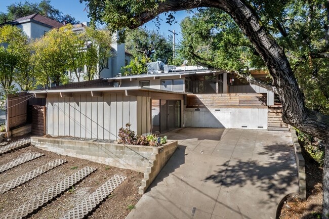 Foto del edificio - Updated Mid-Century Home in Picturesque Woodland Hills