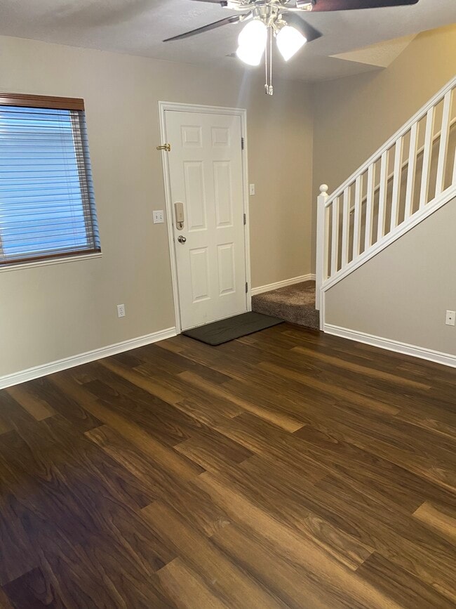 Sala de estar en la planta baja - 556 Pheasant Ridge Dr