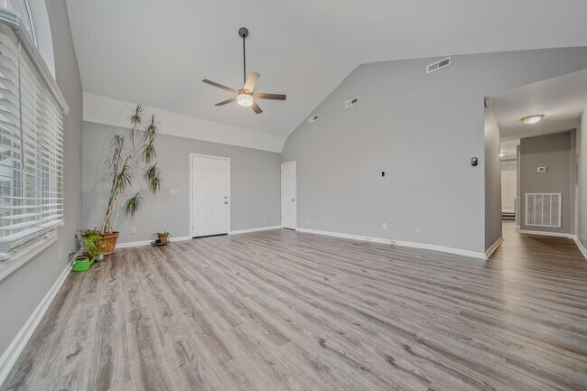 Foto del edificio - Recently Renovated 2 Bedroom Brick Home! - Coming Soon April 3rd!
