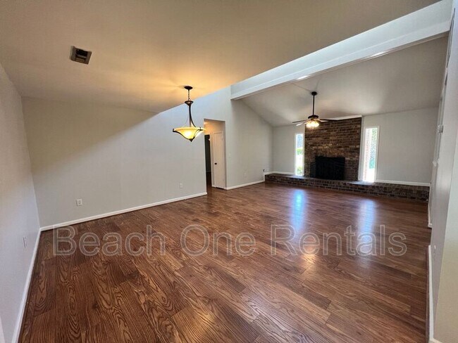 Building Photo - 1005 Plantation Dr