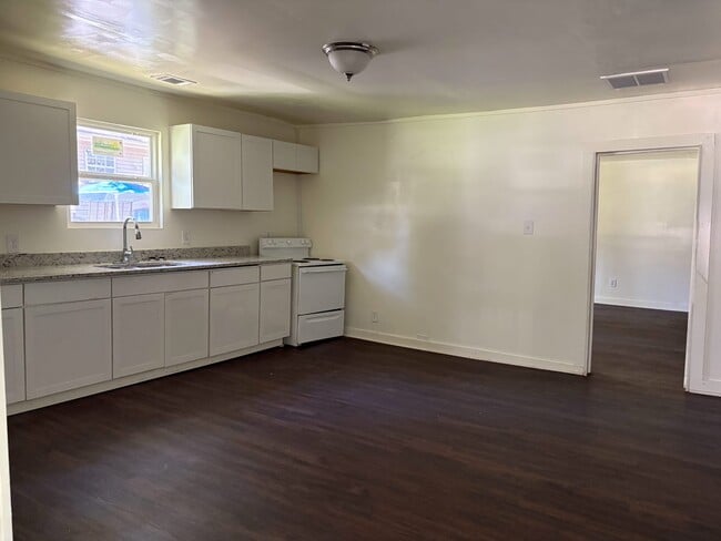 Building Photo - 10 Burdette Pl
