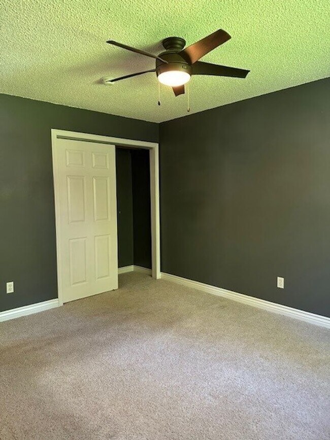 Building Photo - The Perfect Family Home! Large Yard, Deck ...