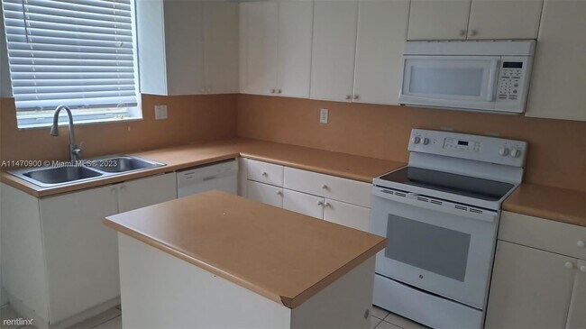 Foto del edificio - 3 br, 3.5 bath House - 2150 Shoma Dr # 226