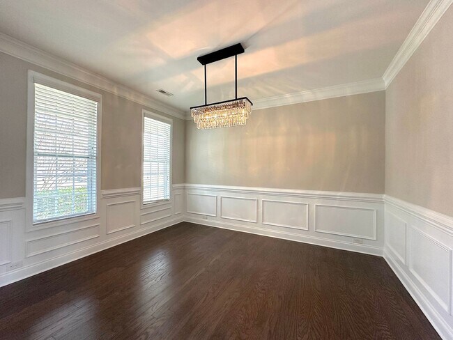 Building Photo - !!!!Spacious and Charming 5BR 3.5BA Home w/ Beautiful Kitchen • Fenced Yard in Charlotte