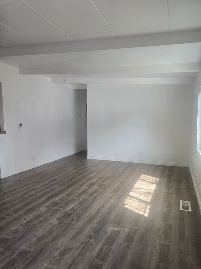 Building Photo - 3 bedroom 2 bath