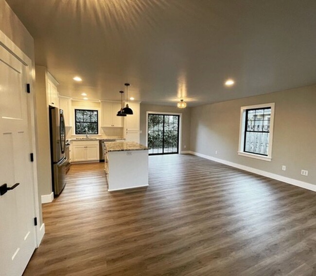 Foto del edificio - BEAUTIFUL CUSTOM - BUILT SINGLE LEVEL HOME...