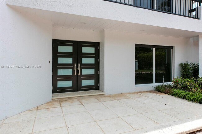 Building Photo - 413 Santurce Ave