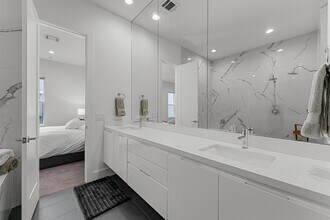 Building Photo - 5854 E Post Oak Ln