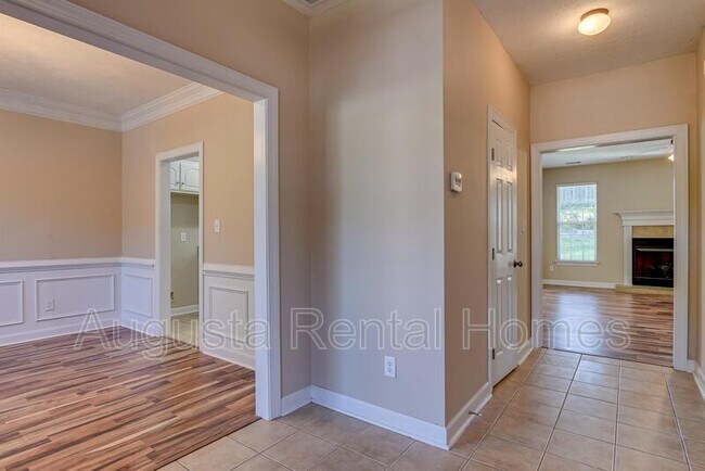 Foto del edificio - 1644 Jamestown Ave