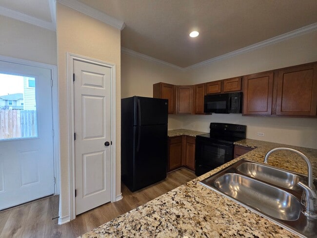 Building Photo - Town home for rent