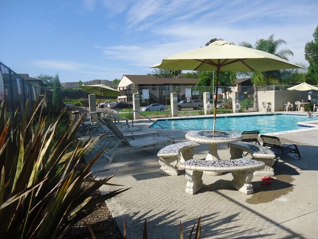 Building Photo - Updated 2BR/1BA 2 Story Townhome in Park Like setting in Santee