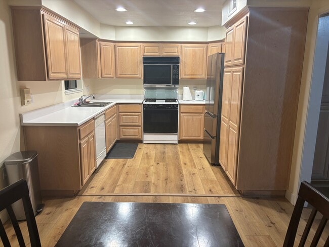 Kitchen - 9000 Vanalden Ave