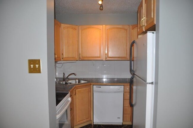 Building Photo - 730 Kenaston Blvd
