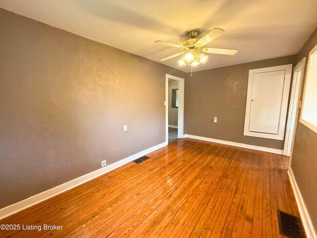 Foto del edificio - 13714-B N Blakely Ln