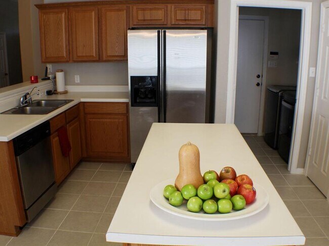 Foto del edificio - 930 Satellite View