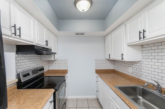 Building Photo - 1034 S Buena Vista Dr