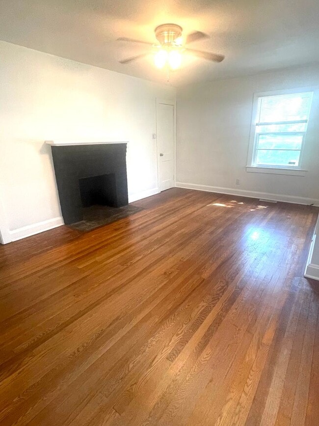 Building Photo - Cute 2 Bedroom, 1 Bathroom Home Minutes fr...