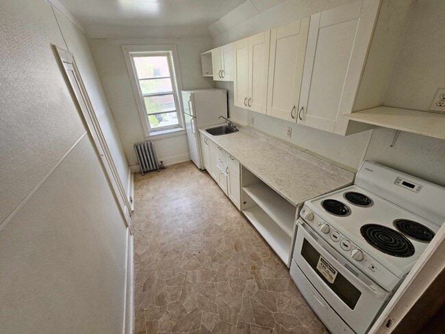 Building Photo - 429 Qu'Appelle Ave