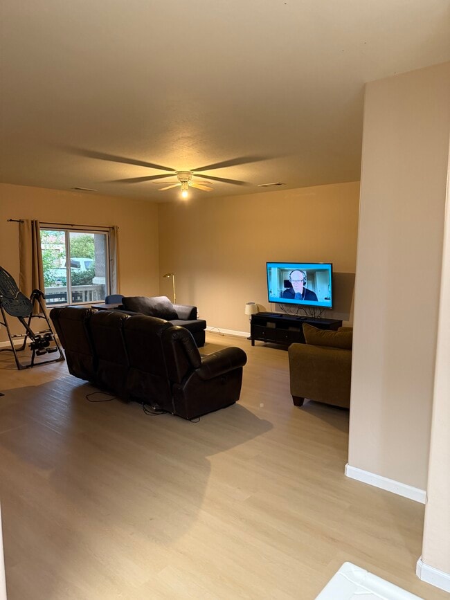 Foto del edificio - 6137 E Cortland Ave