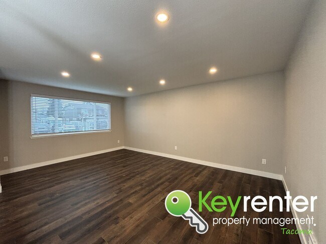 Foto del edificio - Newly Remodeled 3 Bedroom Home for Rent in Tacoma with Backyard and Garage!