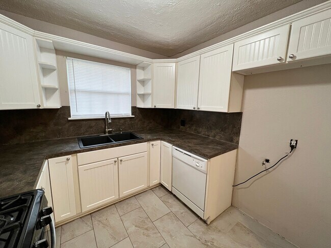 Kitchen - 2703 Thomas Ave