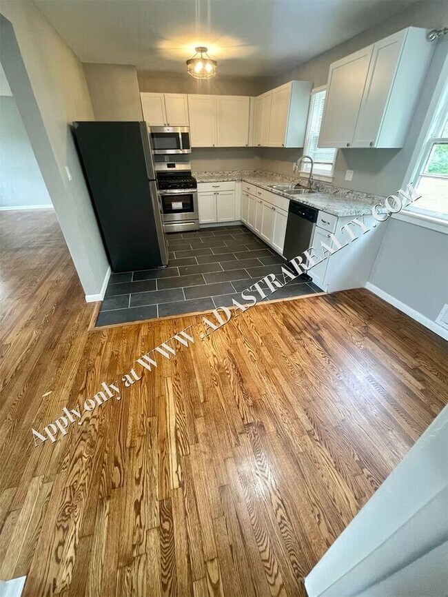 Foto del edificio - Completely Remodeled and Updated 6 Bedroom/3 Bath House in North KC!!-Available in AUGUST!!
