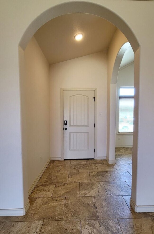 Building Photo - SPACIOUS 3/2/2 HOME CLOSE TO THE MEDICAL DISTRICT AND TEXAS TECH